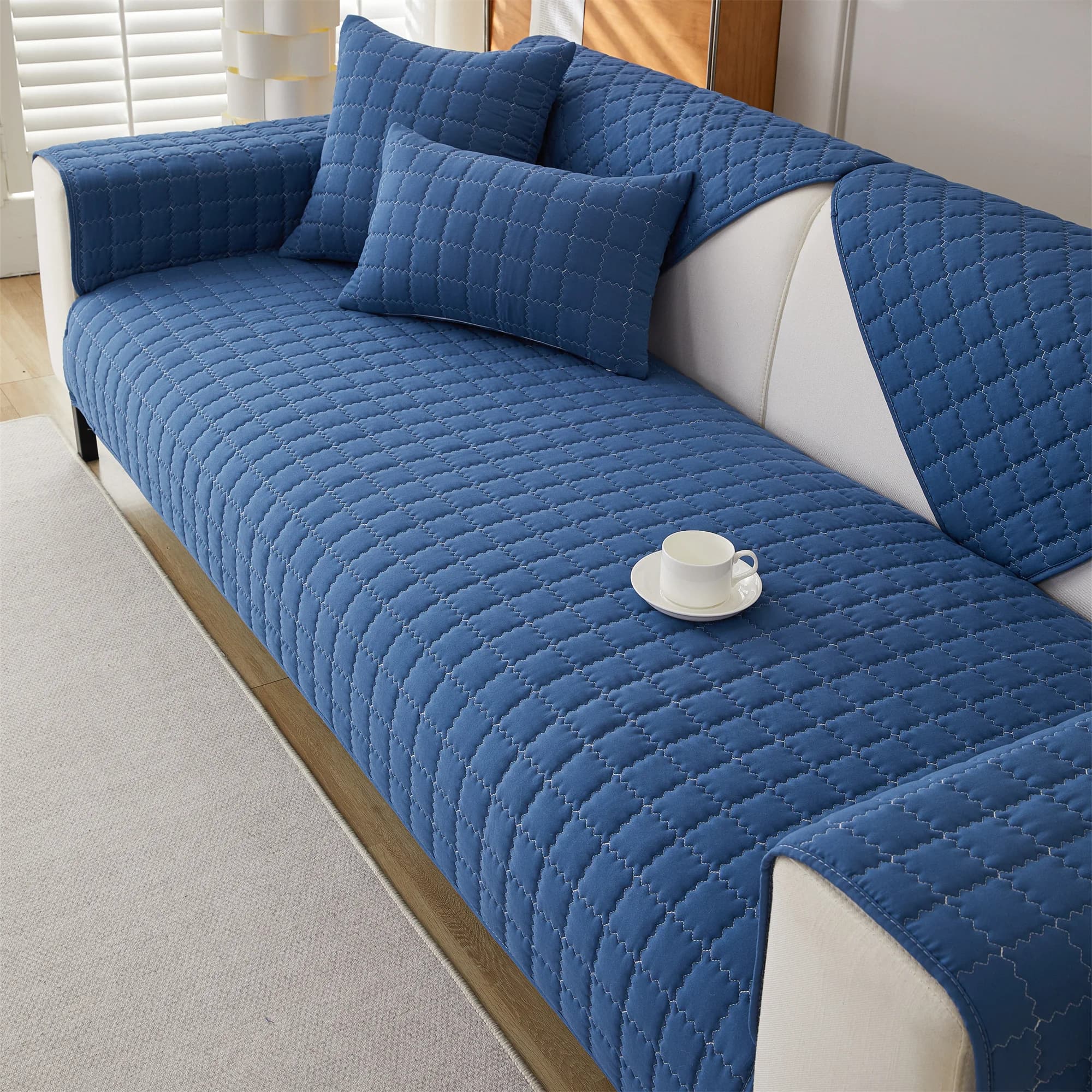 Pikowana narzutka na sofę antypoślizgowa – ochronny pokrowiec na kanapę | różne rozmiary